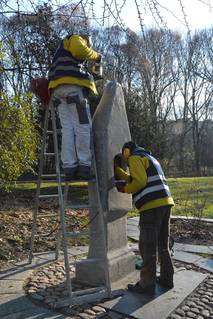 Fot. ZOM - Zabytkowa kapliczka w trakcie zabiegów konserwatorskich