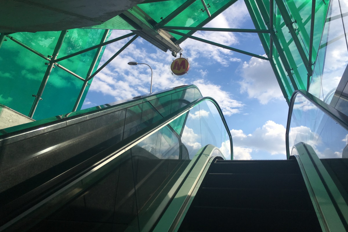 Trzy stacje metra zamknięte. Uruchomiono komunikację zastępczą. Trwa akcja strażaków