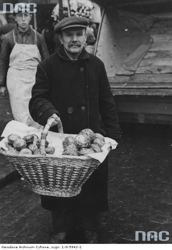 Uliczny handel pączkami. 1934 rok. Fot. Narodowe Archiwum Cyfrowe