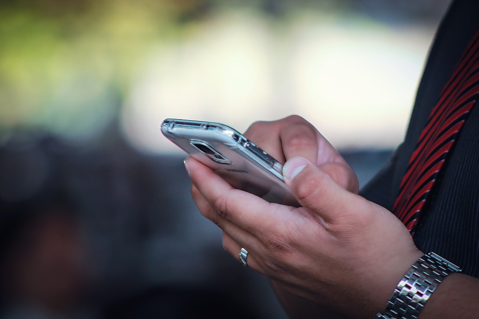 Telefon przegrzewa się podczas upału? Ten odruch może uszkodzić go bardziej niż wysoka temperatura