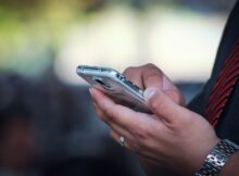 Męskie dłonie trzymające telefon komórkowy. Fot. Pixabay