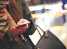 Kobieta trzymająca smartphona w ręku. Fot. Pixabay