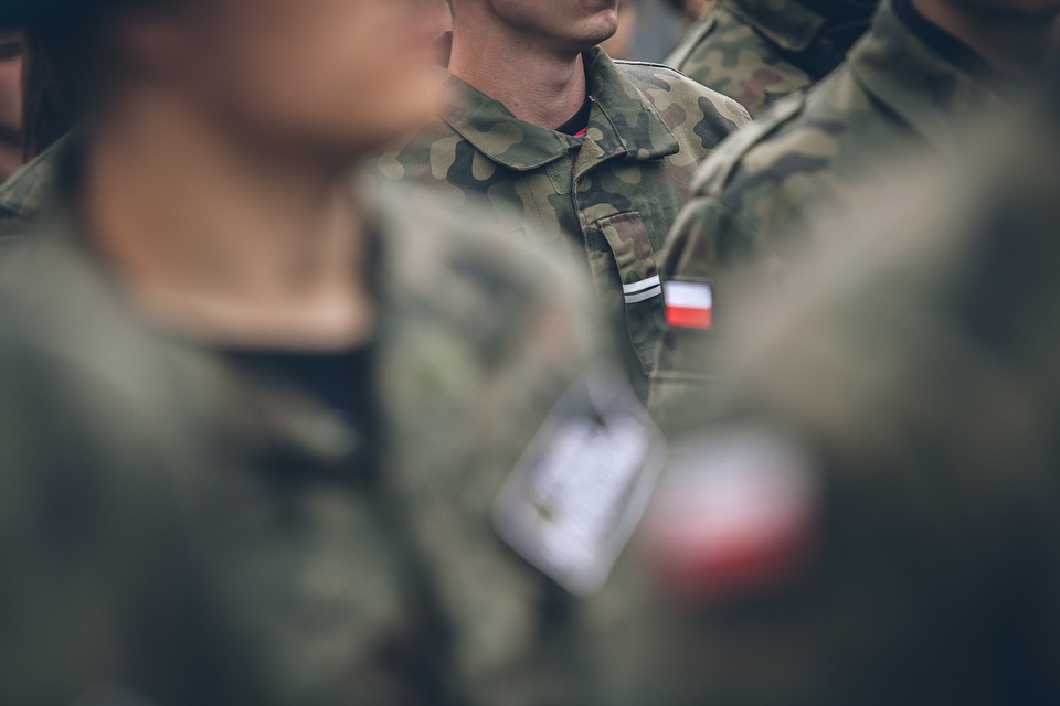 Skandal w polskiej armii! Niesterylne opatrunki z Chin w apteczkach żołnierzy. Wojna cenowa wygrała z bezpieczeństwem