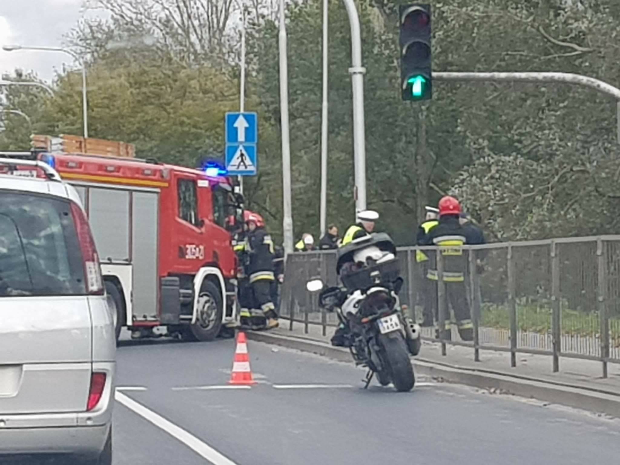 Samochód spadł ze skarpy na Wale Miedzeszyńskim Warszawa