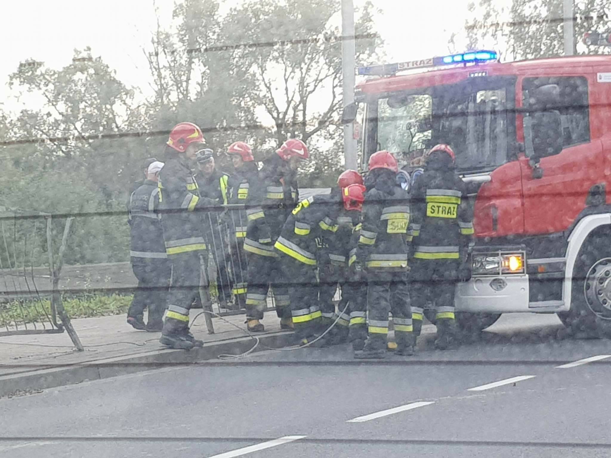 Samochód spadł ze skarpy na Wale Miedzeszyńskim Warszawa