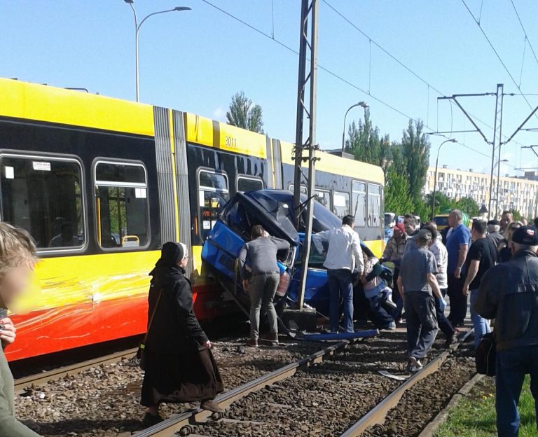 Kijowska Samochód zakleszczony pod tramwajem. „Wyjęto