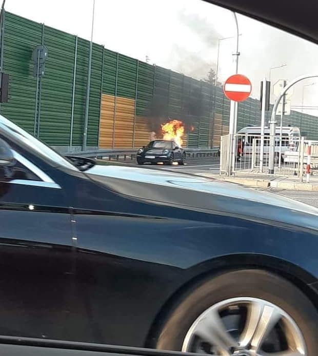 Pożar nowego Porsche na S8. Droga zablokowana [ZDJĘCIA