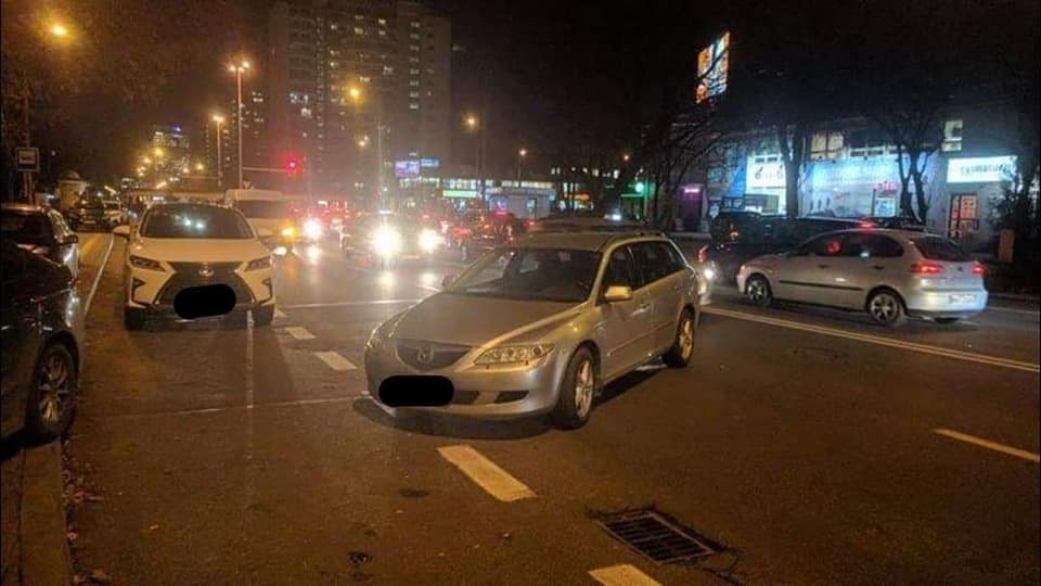 Zaparkował samochód na środku ulicy w Mordorze