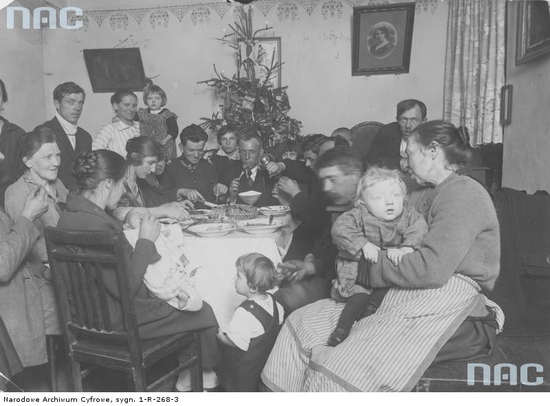 Wigilia rodzinna w 1926 roku w Warszawie. Fot. Narodowe Archiwum Cyfrowe