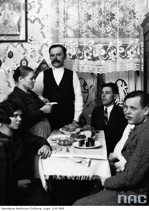 Wigilia rodzinna w 1926 roku w Warszawie. Fot. Narodowe Archiwum Cyfrowe