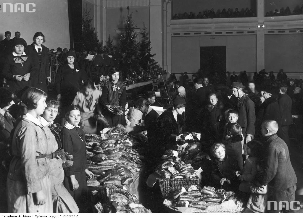 Rozdawanie pieczywa osobom biorącym udział w wigilii dla bezrobotnych. Fot. Narodowe Archiwum Cyfrowe