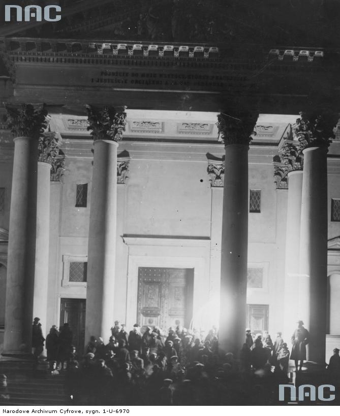 Warszawa. Kościół p. w. św. Aleksandra przy placu Trzech Krzyży. Widok zewnętrzny kościoła, wejście główne i kolumnada w czasie wigilii Bożego Narodzenia - pasterki. Fot. Narodowe Archiwum Cyfrowe