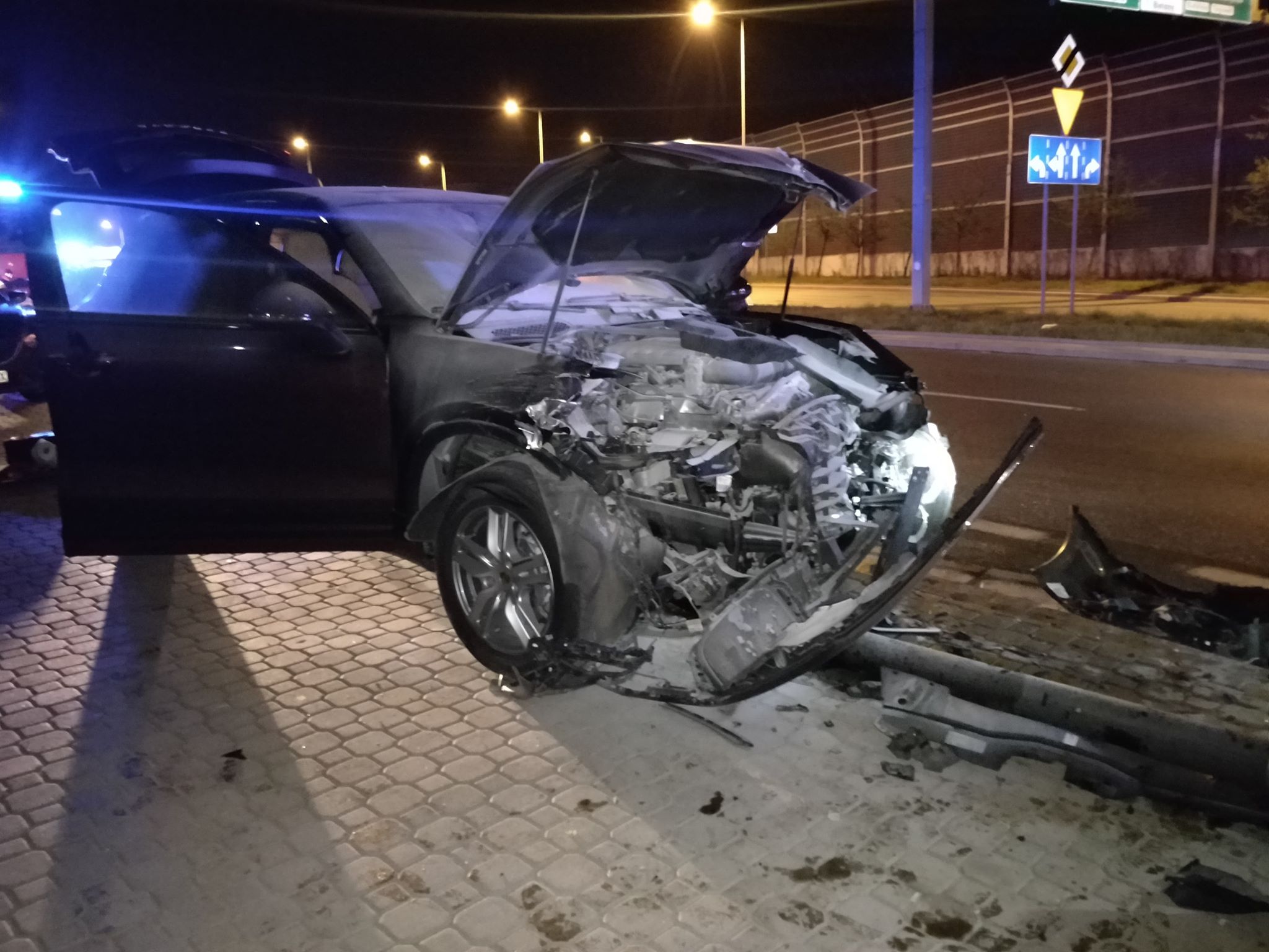 Nocny wypadek na Powązkowskiej. Porsche zderzyło się z