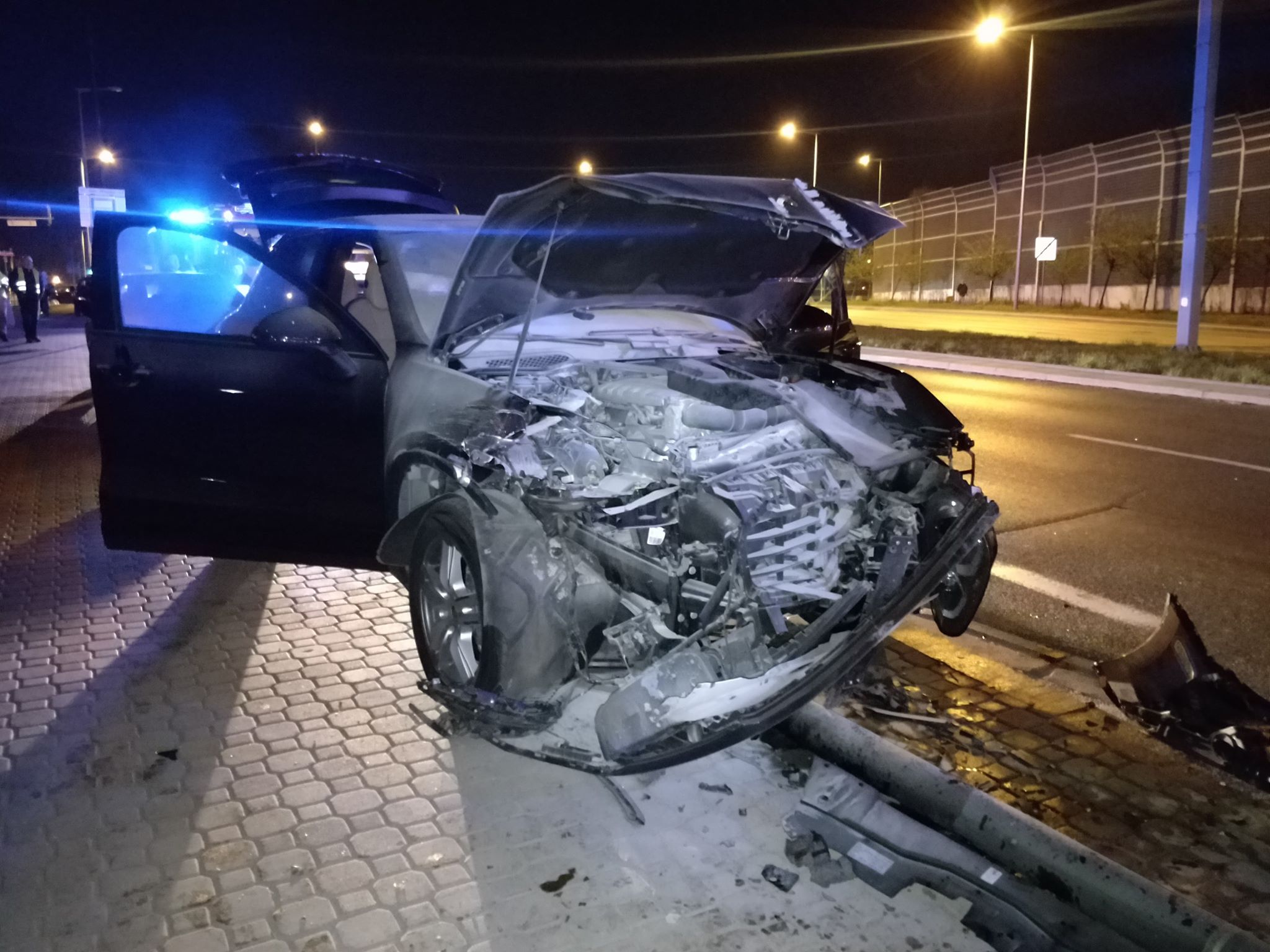 Nocny wypadek na Powązkowskiej. Porsche zderzyło się z