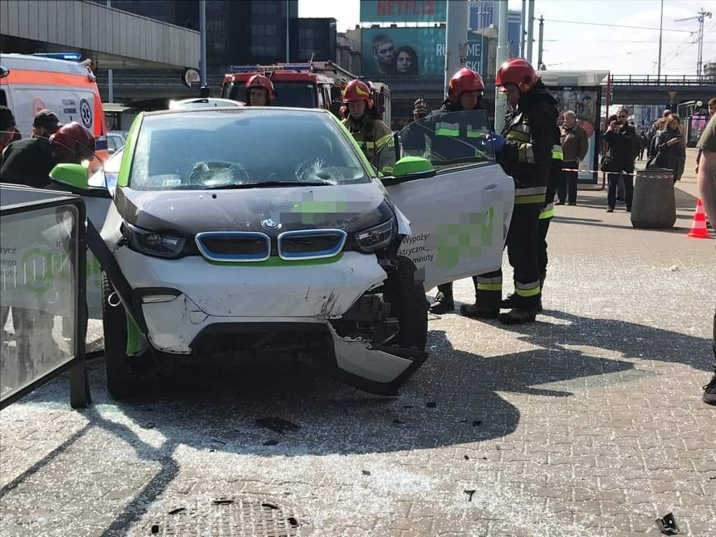 Elektryczne BMW wjechało w przystanek przy Dworcu