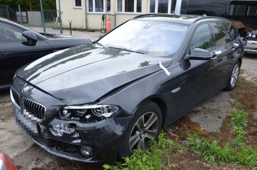 Policja relacjonuje pościg za kierowcą w kradzionym BMW