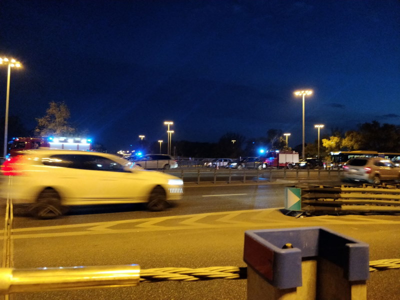 Kierowca Wyjeżdżając Samochodem Z Warszawy Zderzenie motocykla w samochodem. Kierowca uciekł gubiąc rejestrację