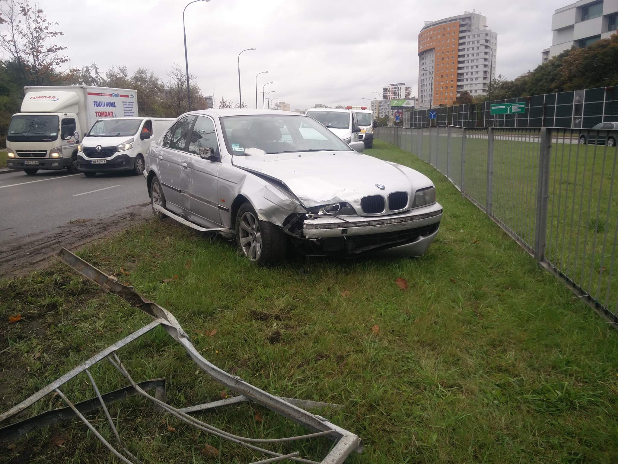 Kierujący BMW wpadł w poślizg i przeleciał autem na drugą