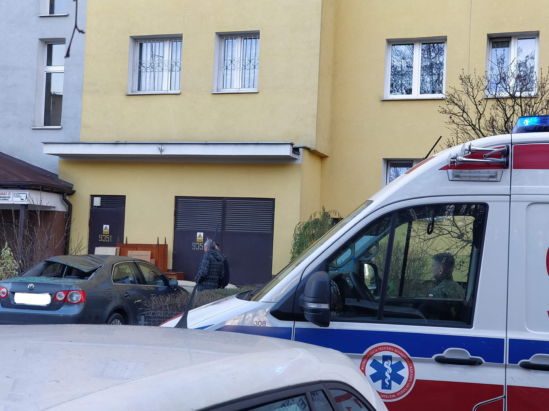 Mężczyzna wypadł z 6 piętra. Spadł na samochód Warszawa