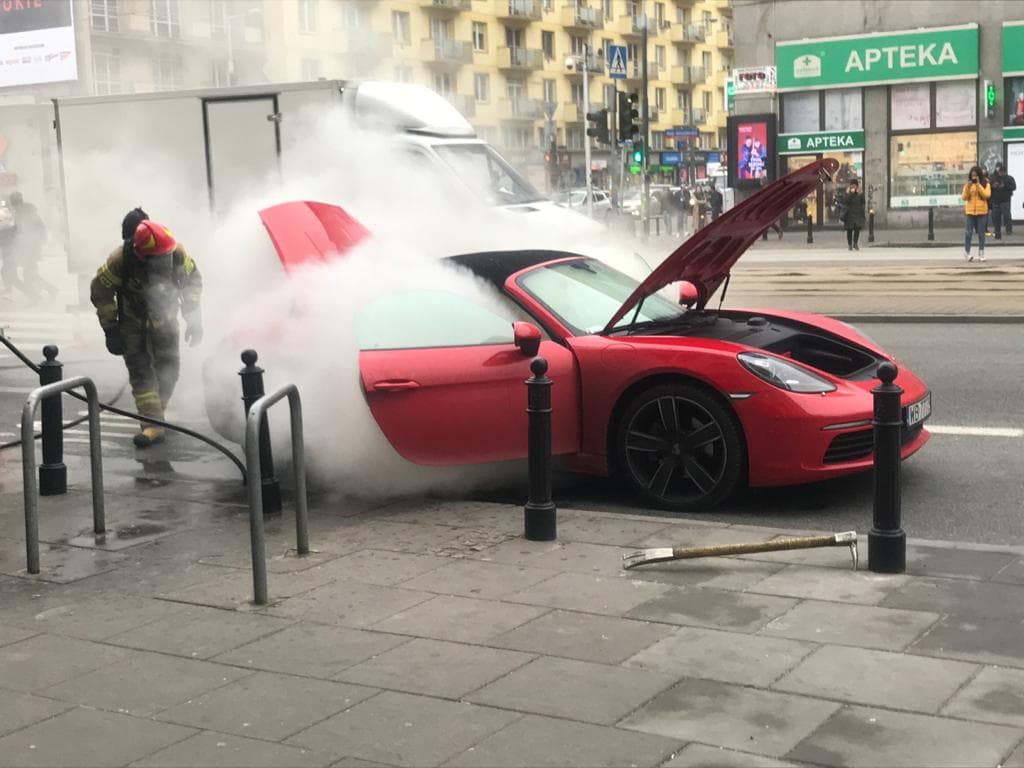 Płonie Porsche w Centrum Warszawy. Trwa akcja gaśnicza