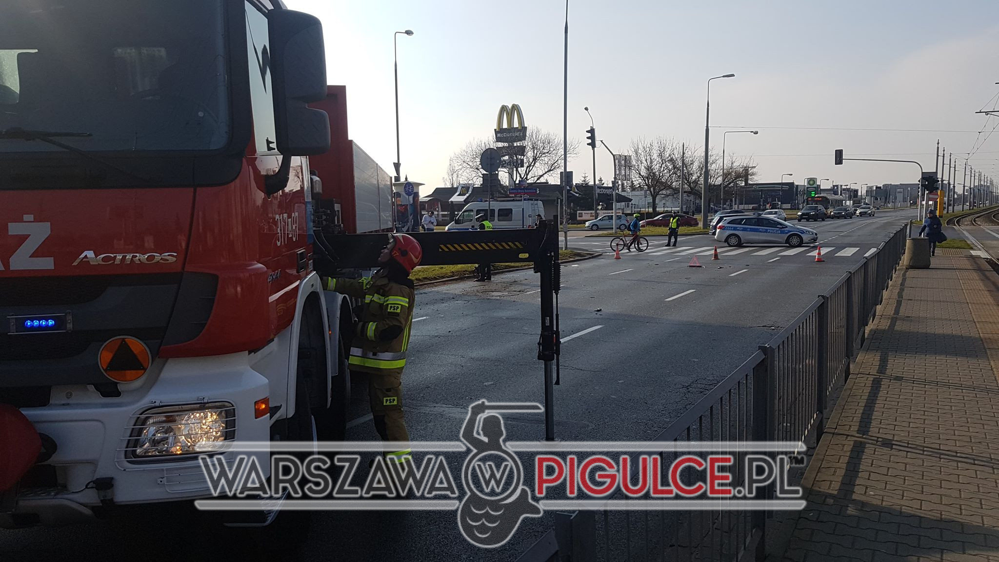 Aleja Krakowska całkowicie zablokowana po wypadku! Dwie