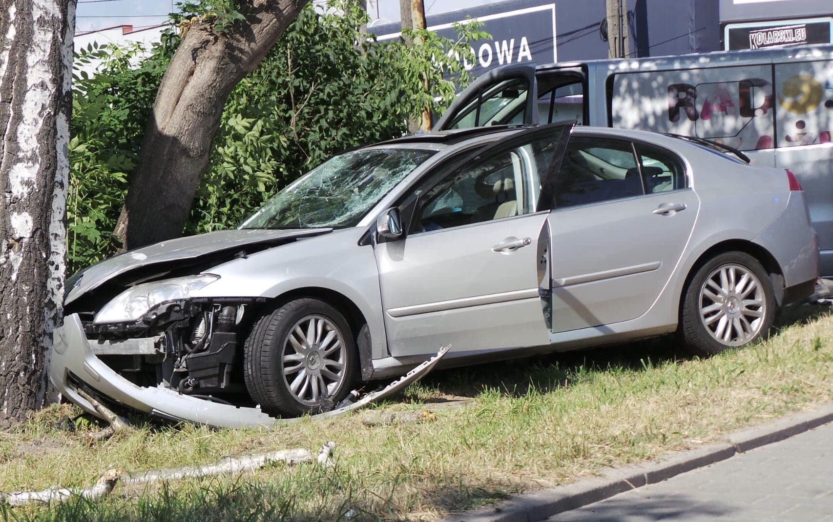 Zderzenie dwóch samochodów osobowych w Alejach