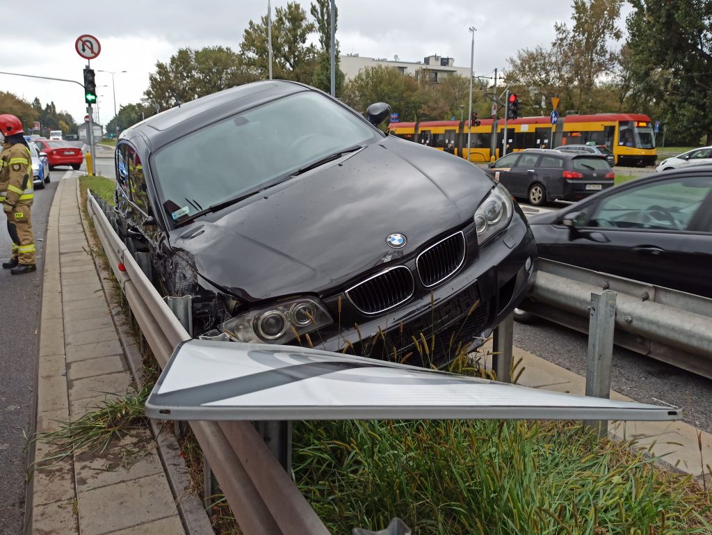 Zakleszczone BMW pomiędzy barierkami. Utrudnienia na