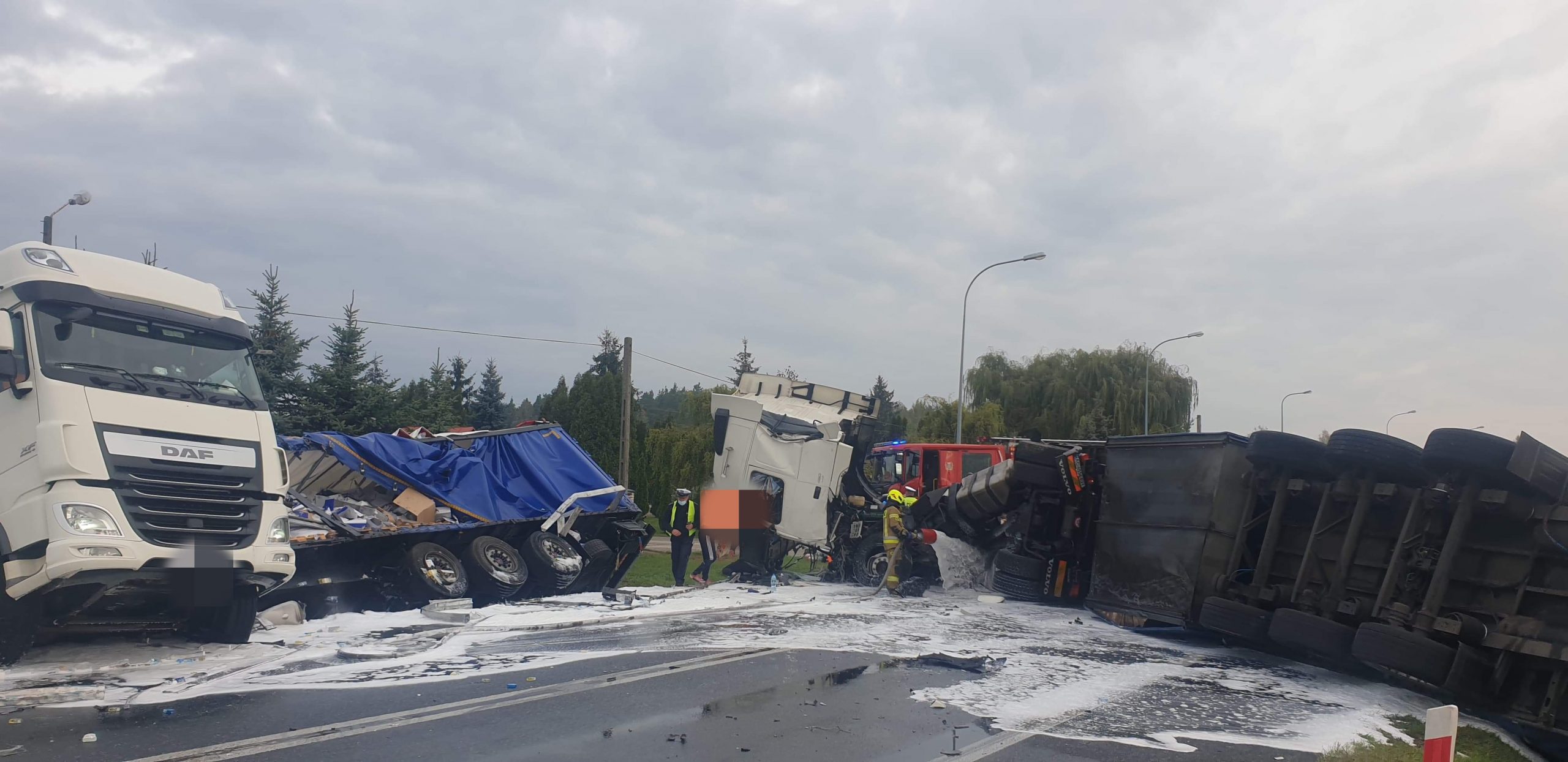 Poważny wypadek pod Warszawą. Zderzyły się dwie ciężarówki