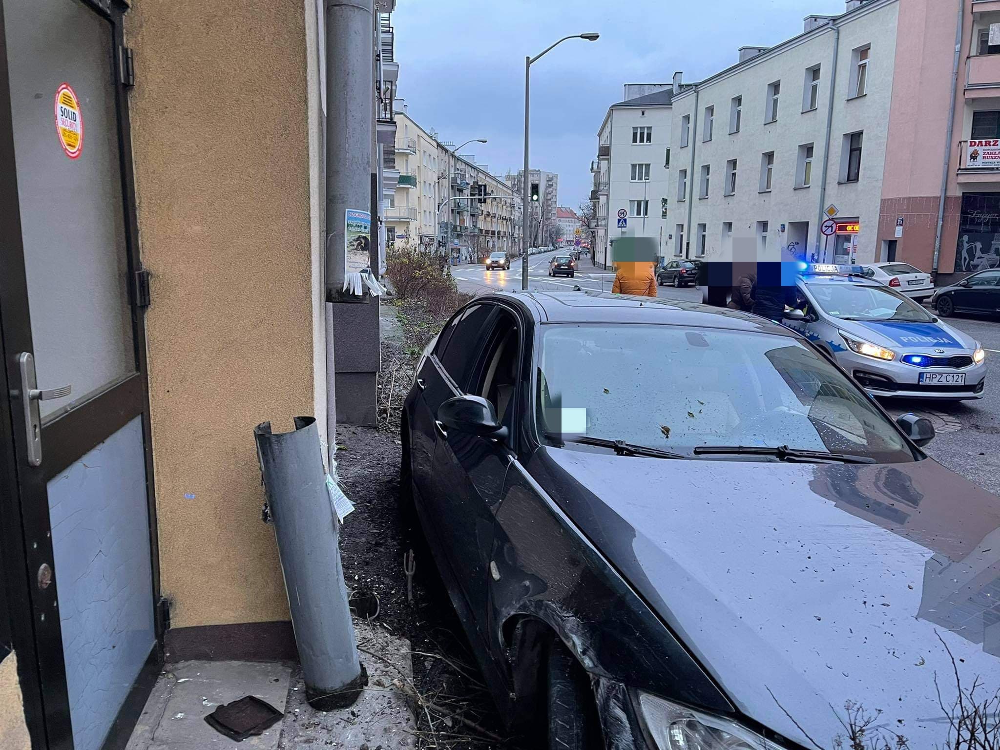Młody kierowca BMW wjechał w krzaki i budynek. Nie