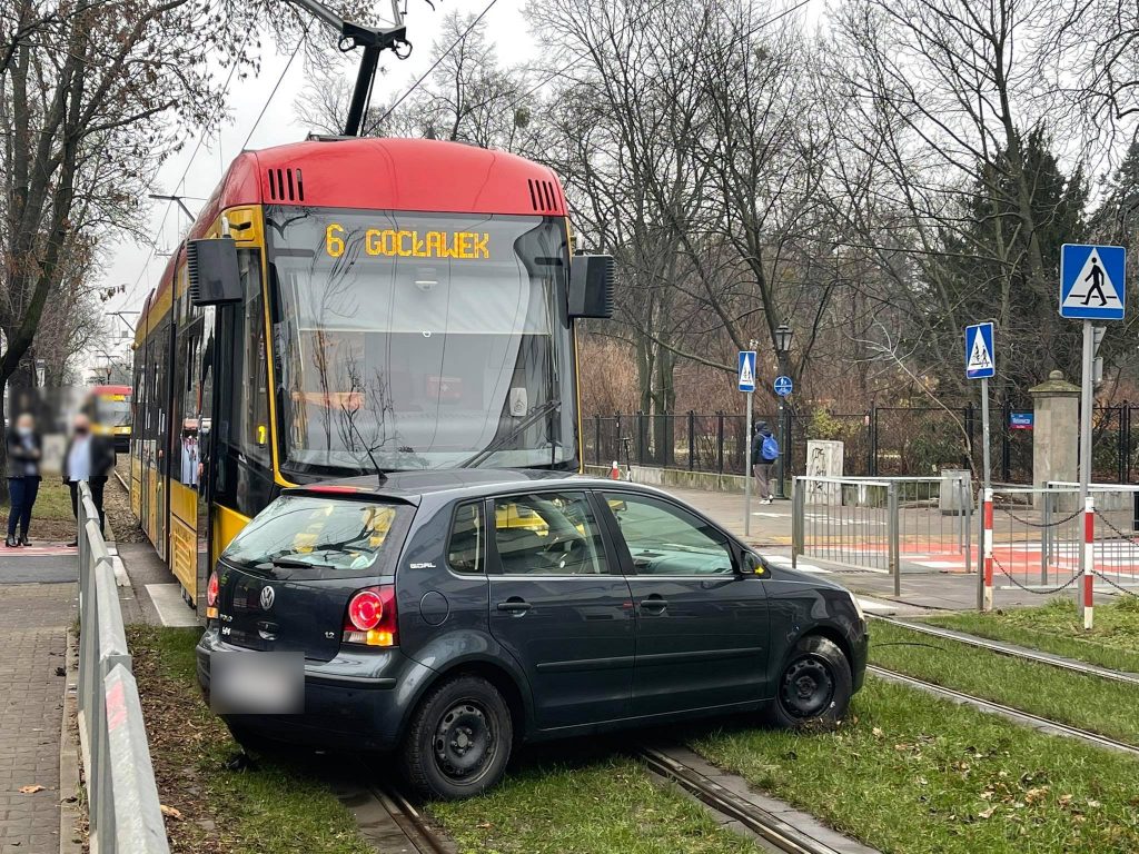 Samochód wjechał pod tramwaj! Jedna osoba poszkodowana