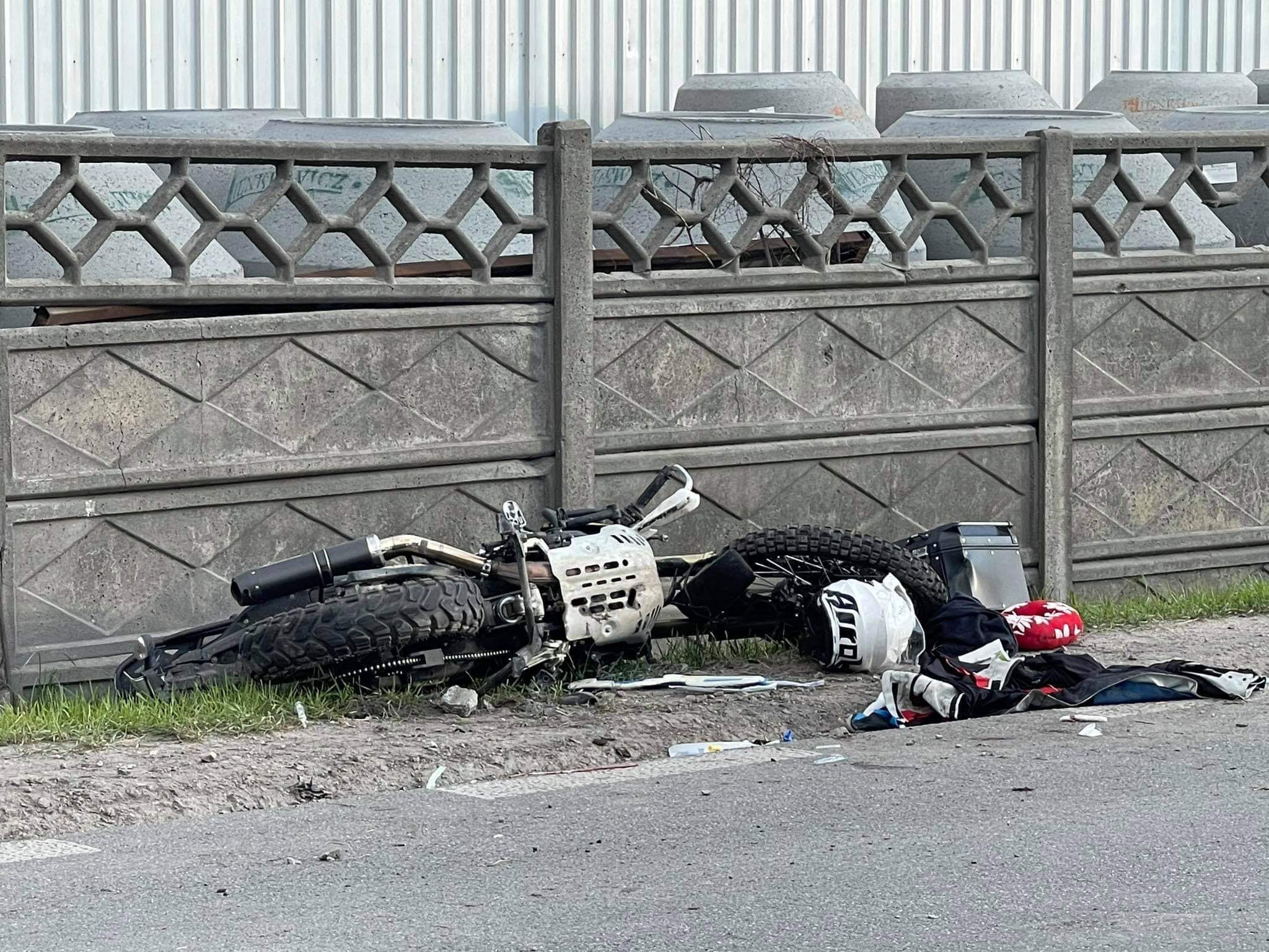 Poważny wypadek w Rembertowie. Motocyklista w stanie