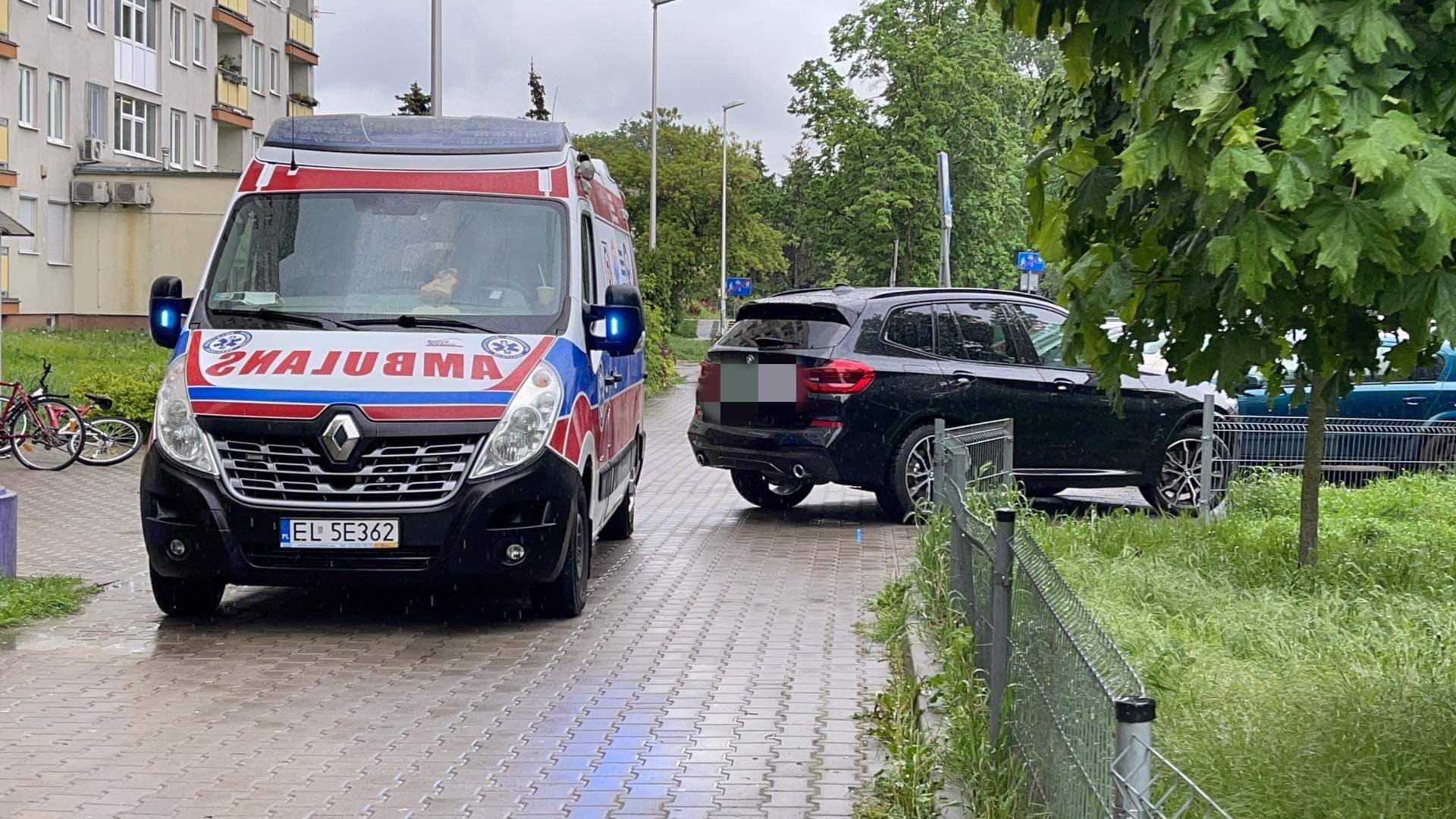93latka potrącona przez BMW przed blokiem na Targówku
