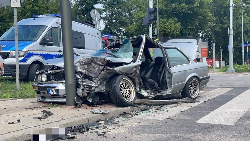 Poważny wypadek w Wesołej. Kierowca BMW zakleszczony w