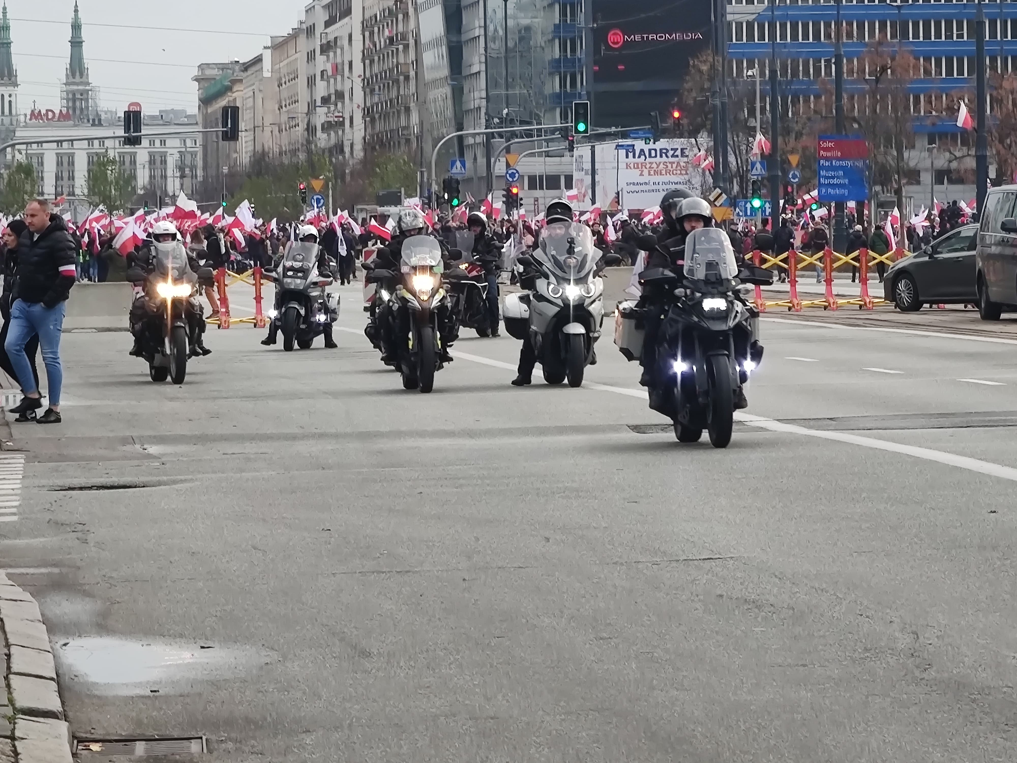 Setki biało-czerwonych flag już w Centrum Warszawy. Zbiera się tłum