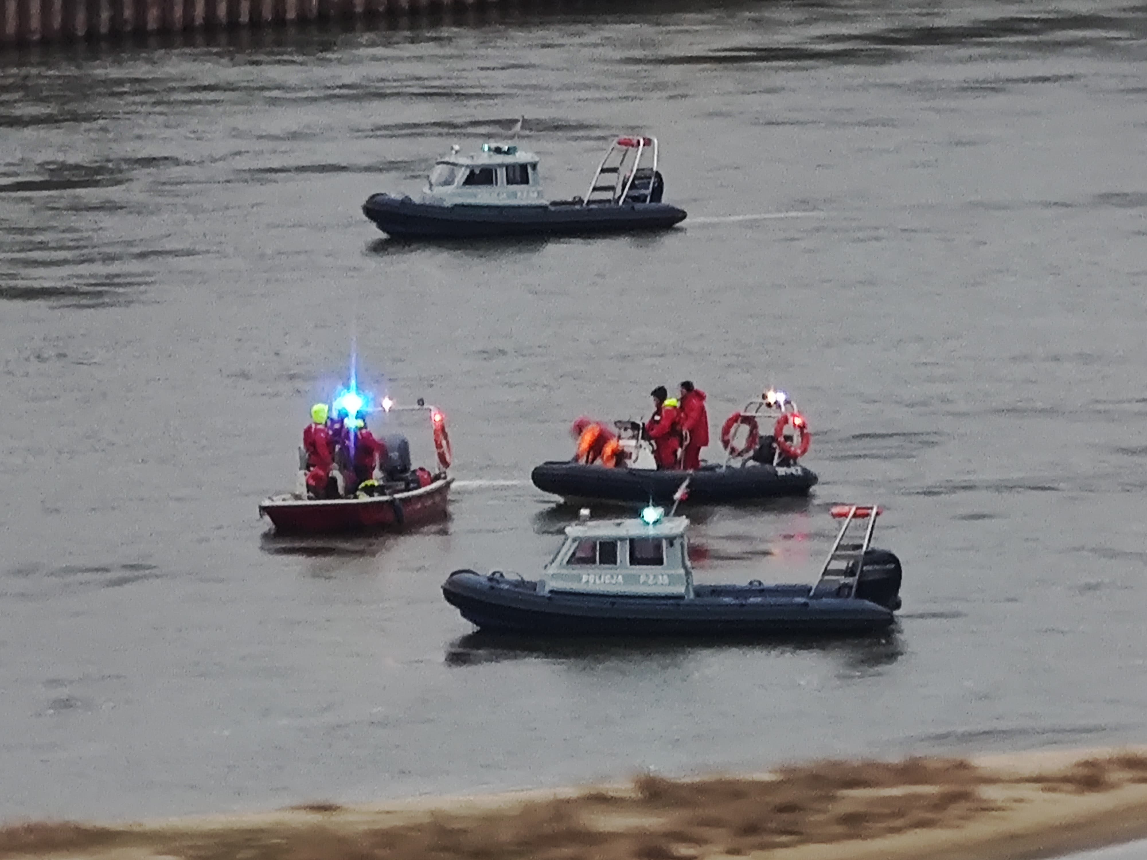 Akcja służb na moście Siekierkowskim. Osoba miała wpaść do wody