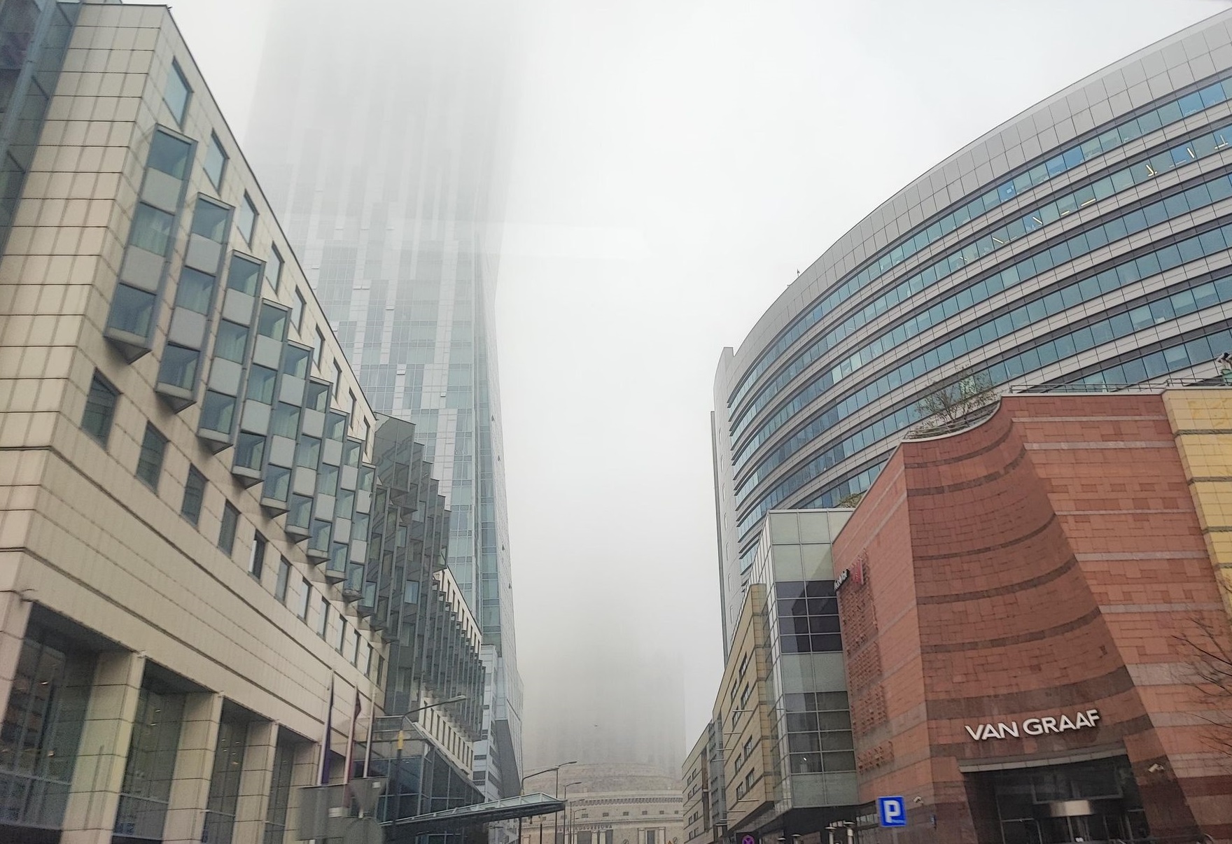 Niebo nad Warszawą jeszcze spokojne, ale to cisza przed uderzeniem