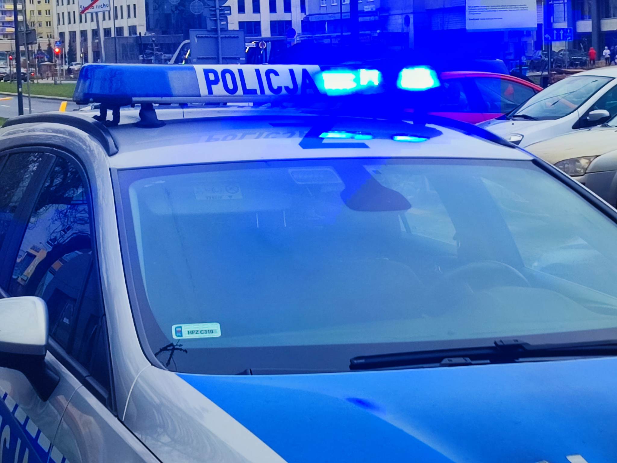 Paraliż w centrum Warszawy. Rozbite auta na torach i powalony sygnalizator. Nasz Czytelnik ruszył na ratunek