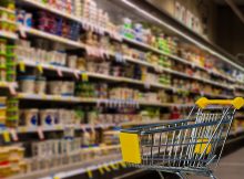 półki w supermarkecie