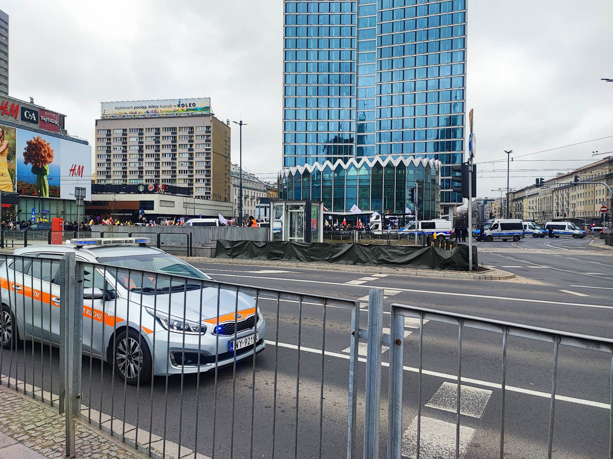 Tłumy w Centrum. Policja zamknęła ulice