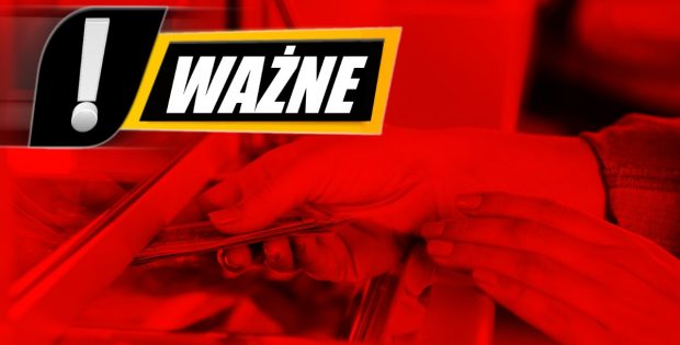 Kobieta wpłaca pieniądze przy okienku.