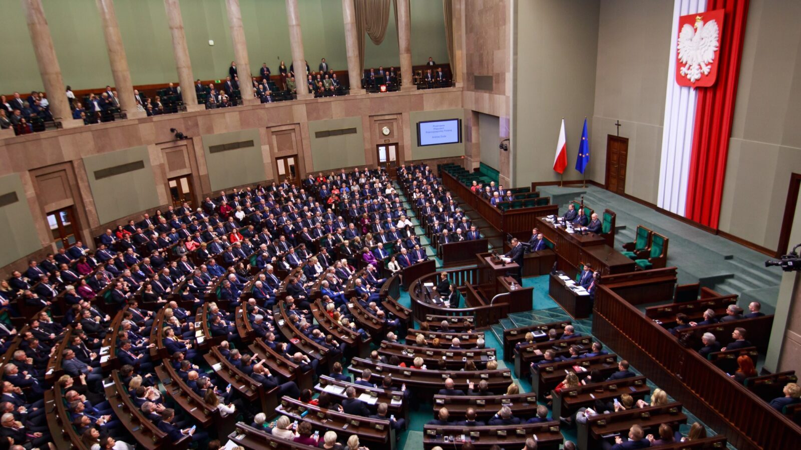 Pierwszy sondaż po zamieszaniu w PiS. Ogromny spadek PiS, mocny start partii Morawieckiego