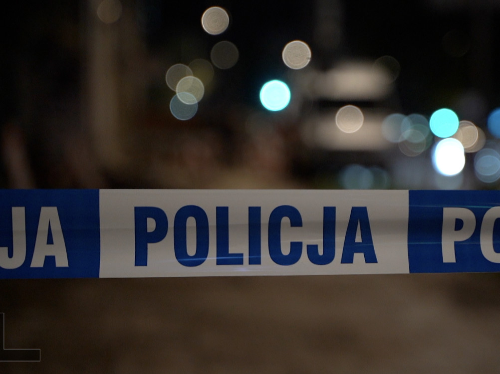 Groźny wypadek pod Warszawą. Volkswagen uderzył w drzewo i stanął w ogniu, cztery osoby trafiły do szpitala