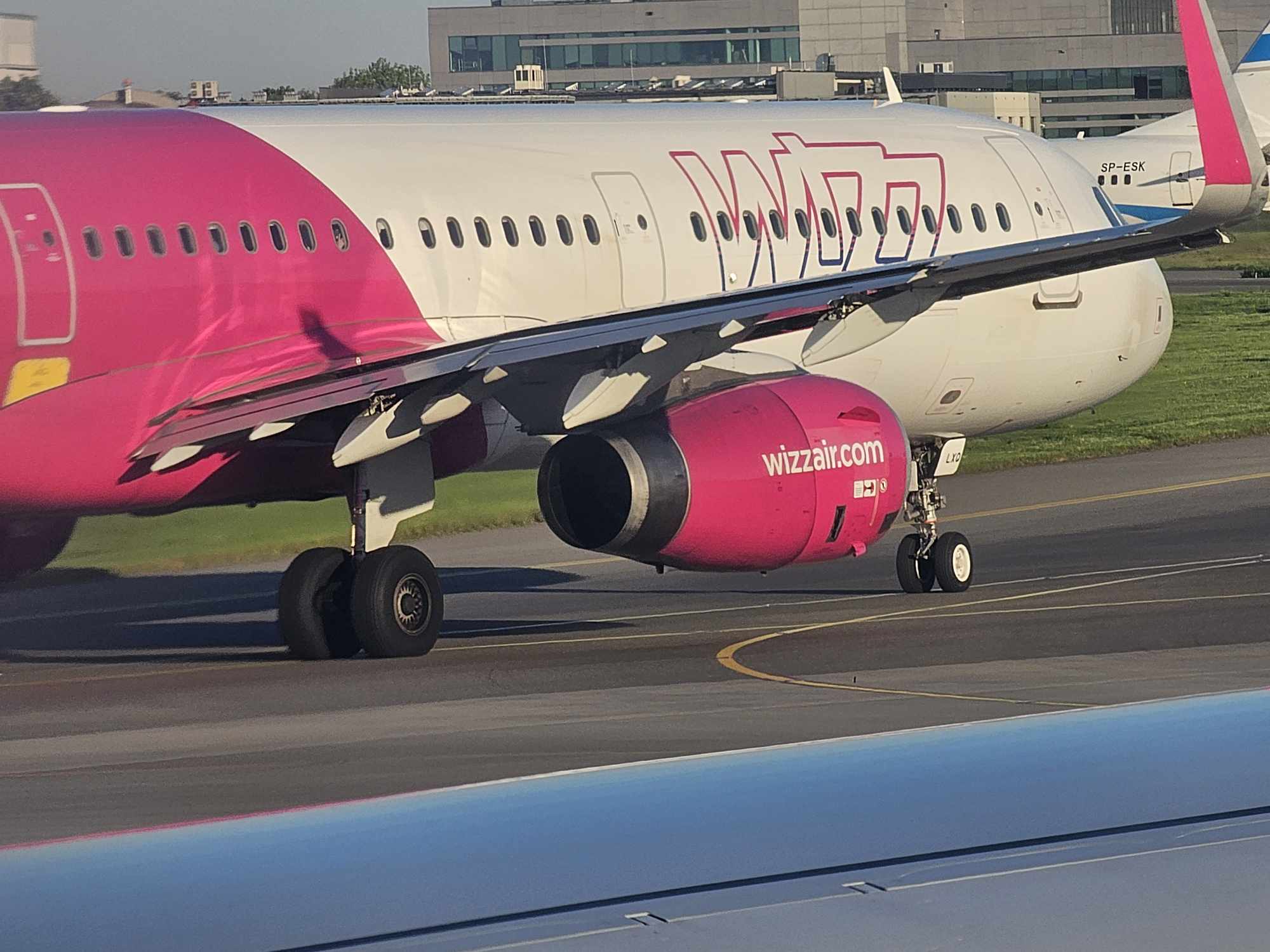 Pasażerowie w amoku wtargnęli na płytę lotniska. Próbowali dogonić samolot Wizzair, który już ruszał do startu