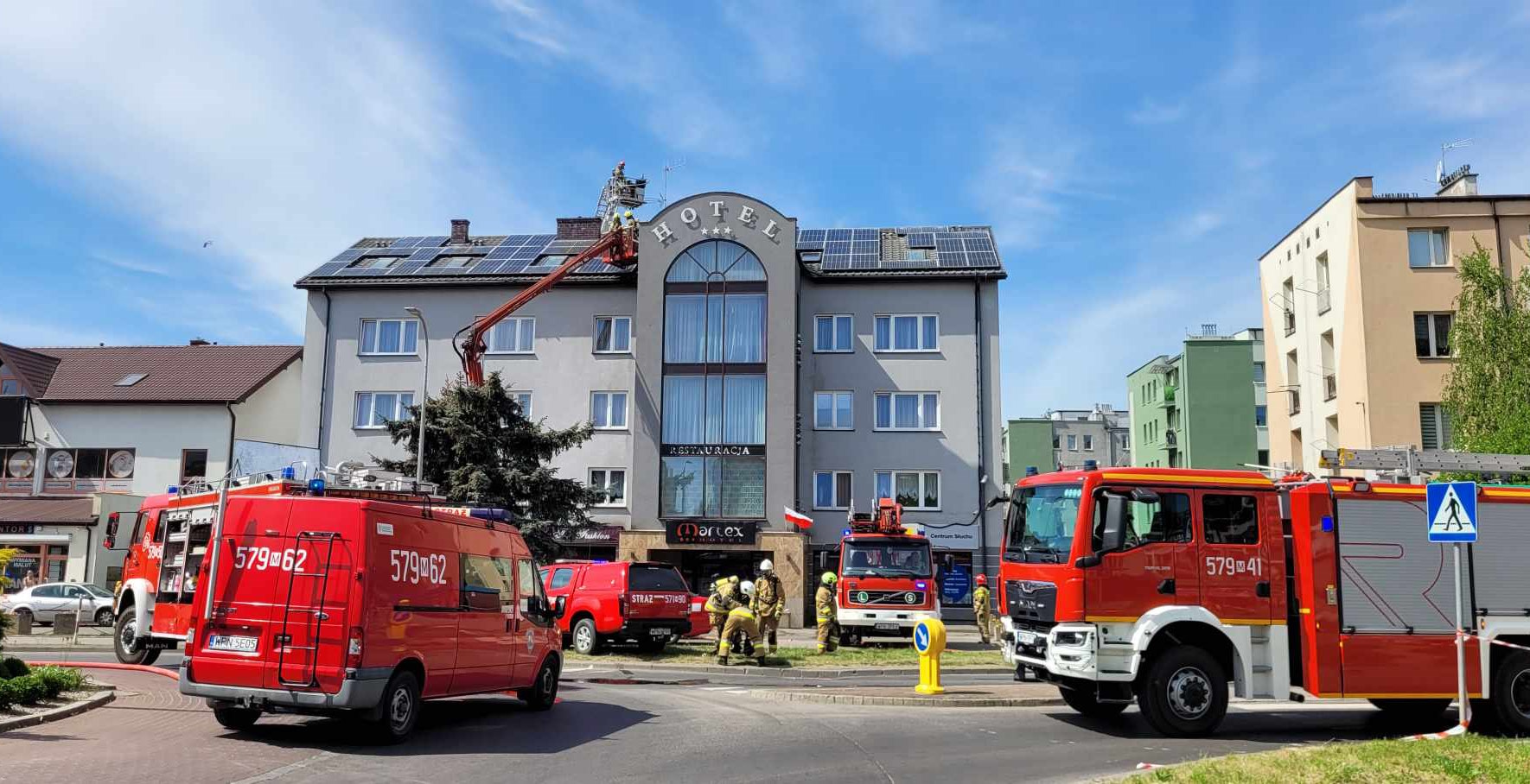 Groźny pożar hotelu na Mazowszu. Płonie fotowoltaika na dachu. Ewakuacja personelu i gości