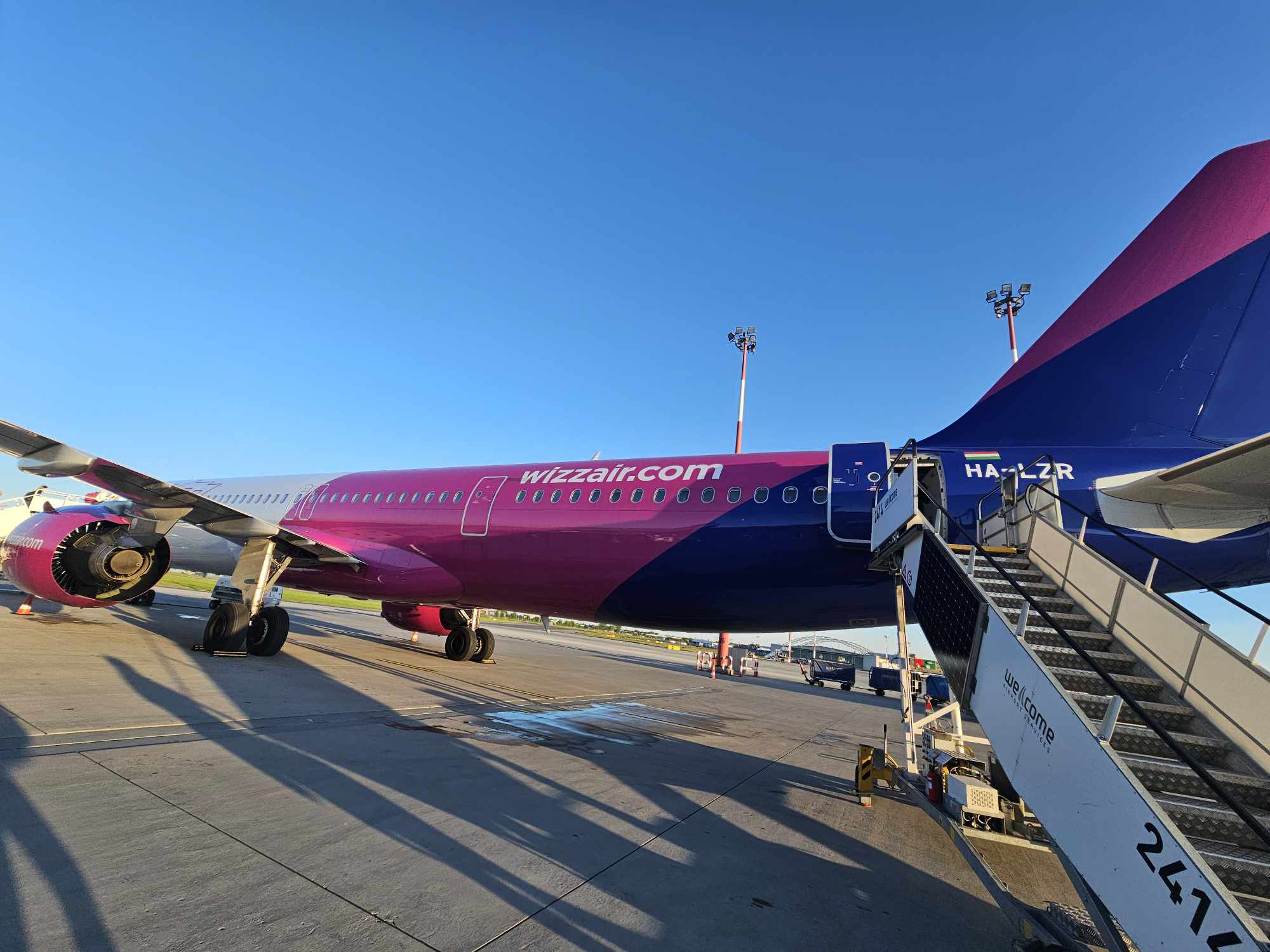 Wizzair z Warszawy awaryjnie wylądował w drodze do Oslo. Dym w kabinie z baterii telefonu pasażera