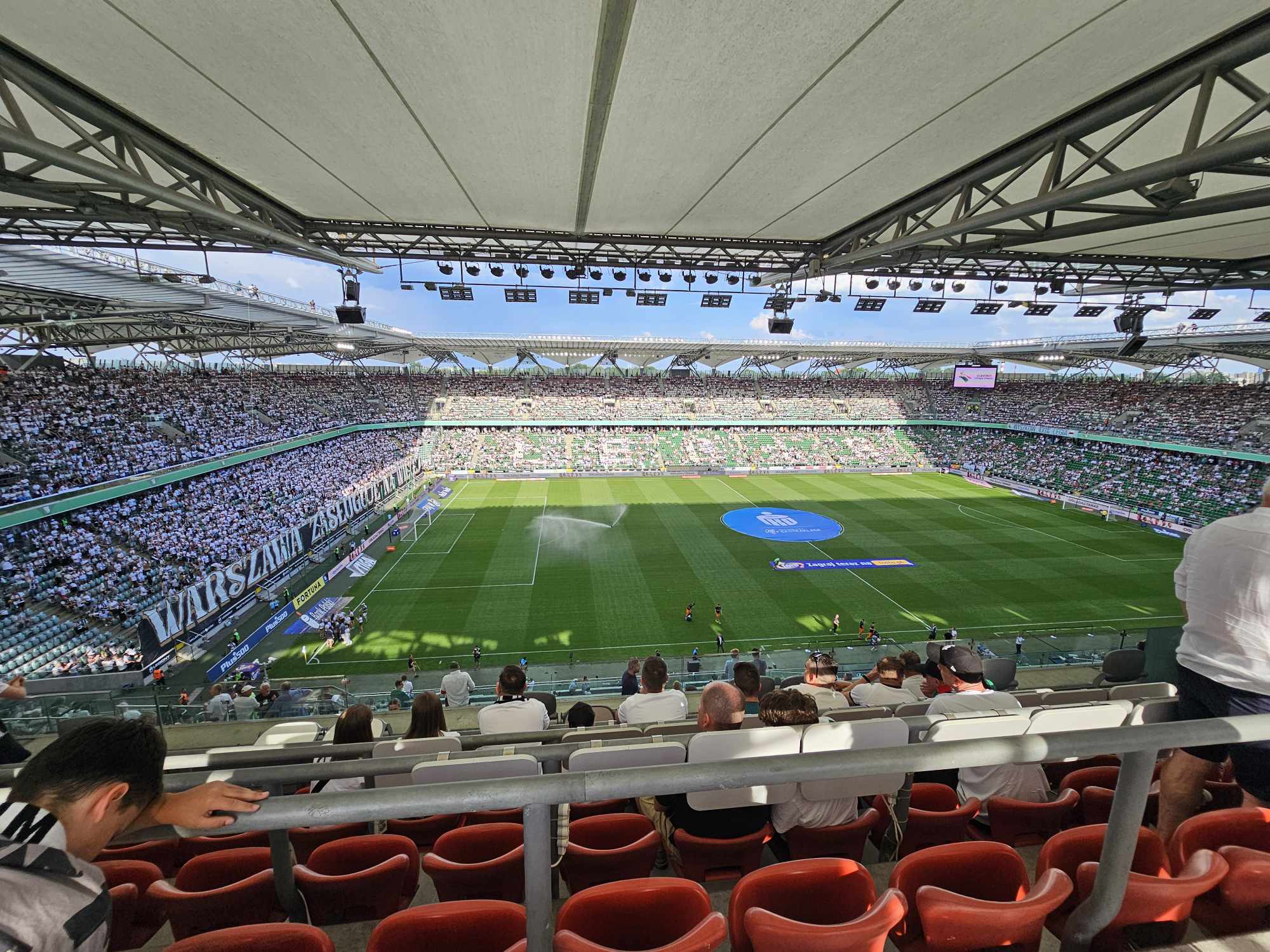 Tragedia na stadionie Legii. Nie żyje kibic. Mecz dokończyli w kompletnej ciszy