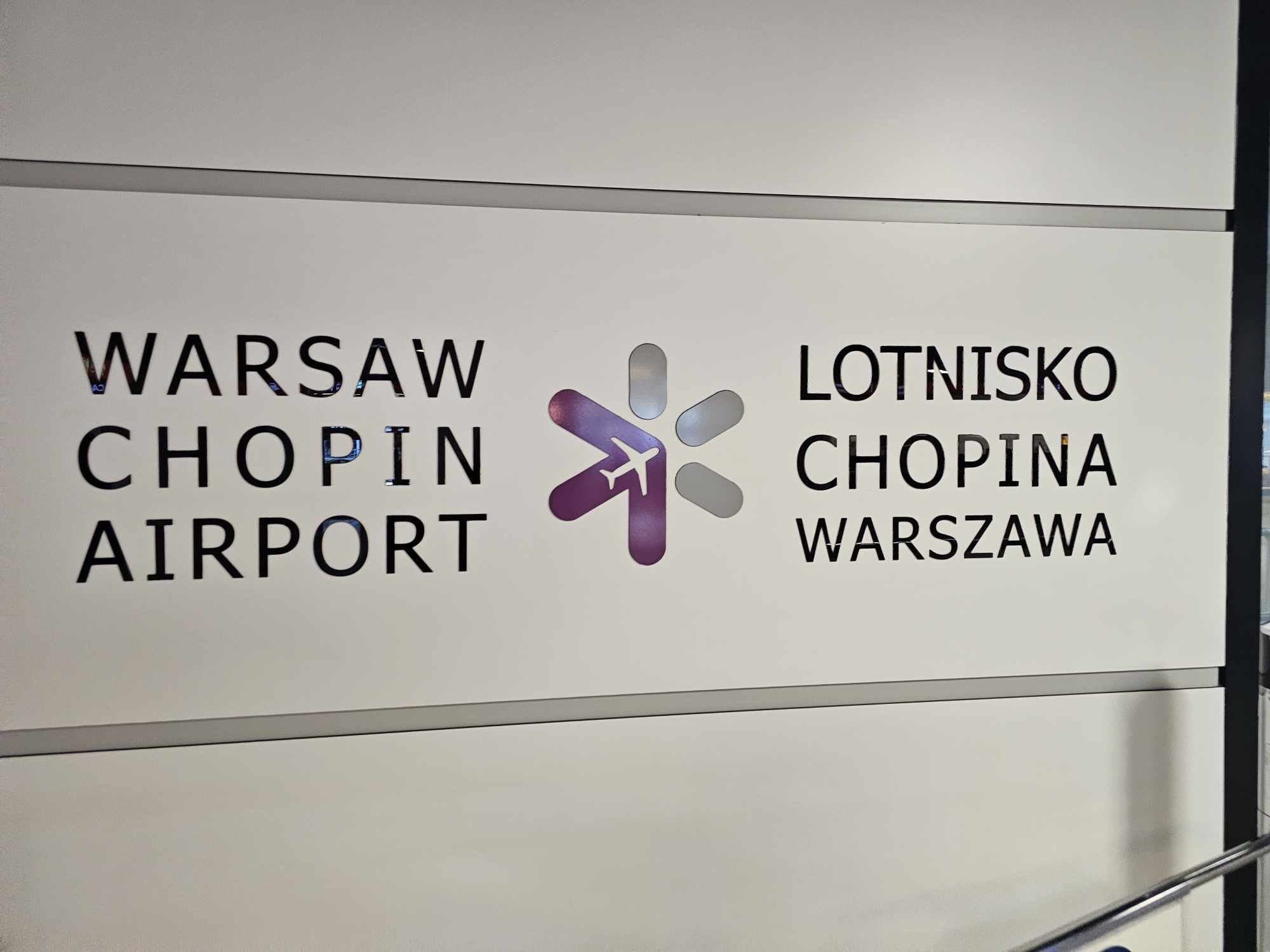 Alarm na Lotnisku Chopina. Służby zamknęły wjazd na odloty. Pasażerowie muszą liczyć się z utrudnieniami