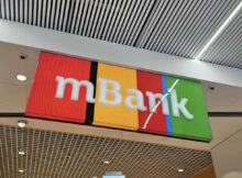 Logo mBank na witrynie sklepowej. Fot. Warszawa w Pigułce