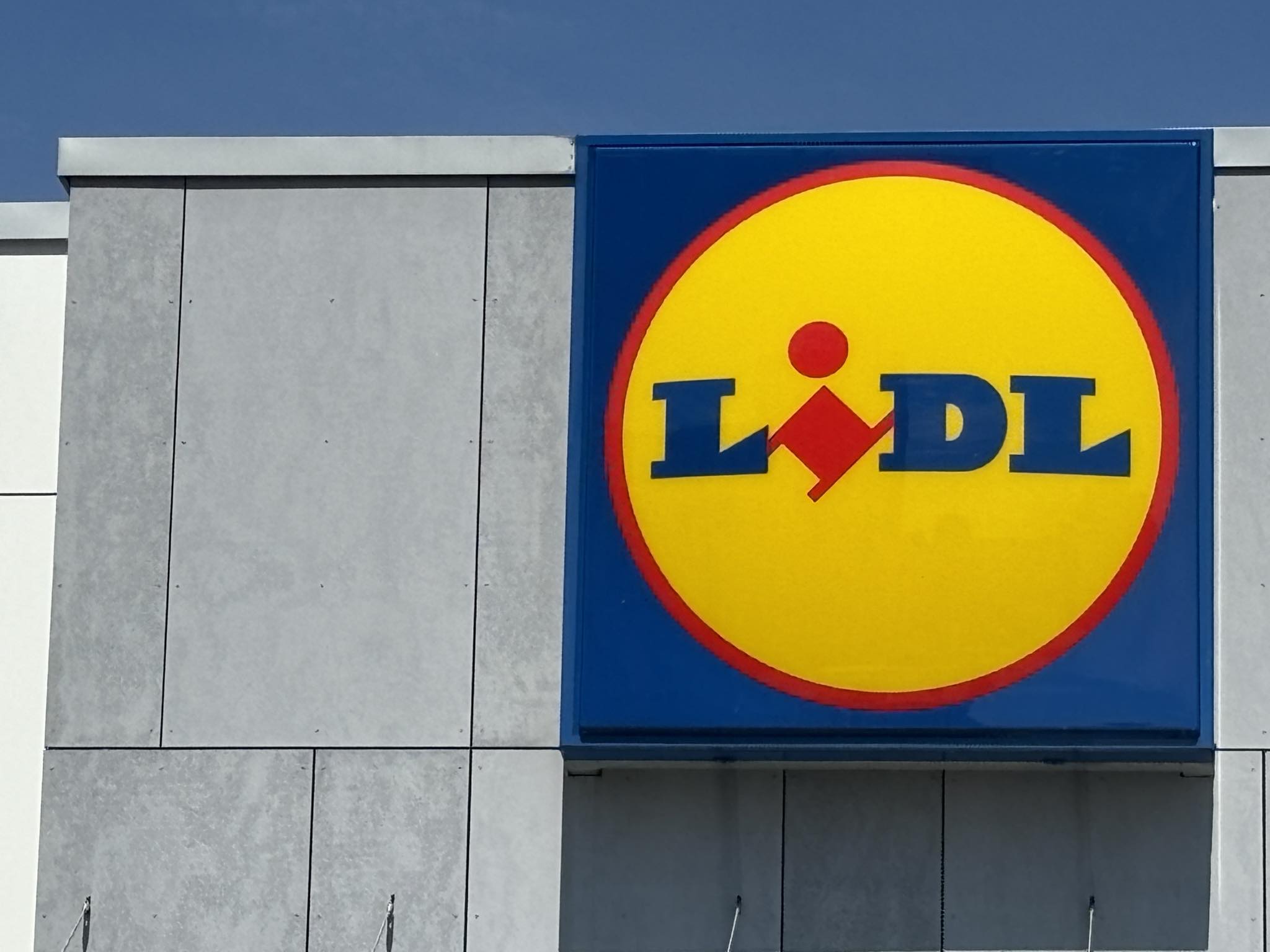 Od poniedziałku wielkie promocje w Lidlu. Mleko za 1,99 zł, ser niemal o połowę taniej. Są ważne warunki