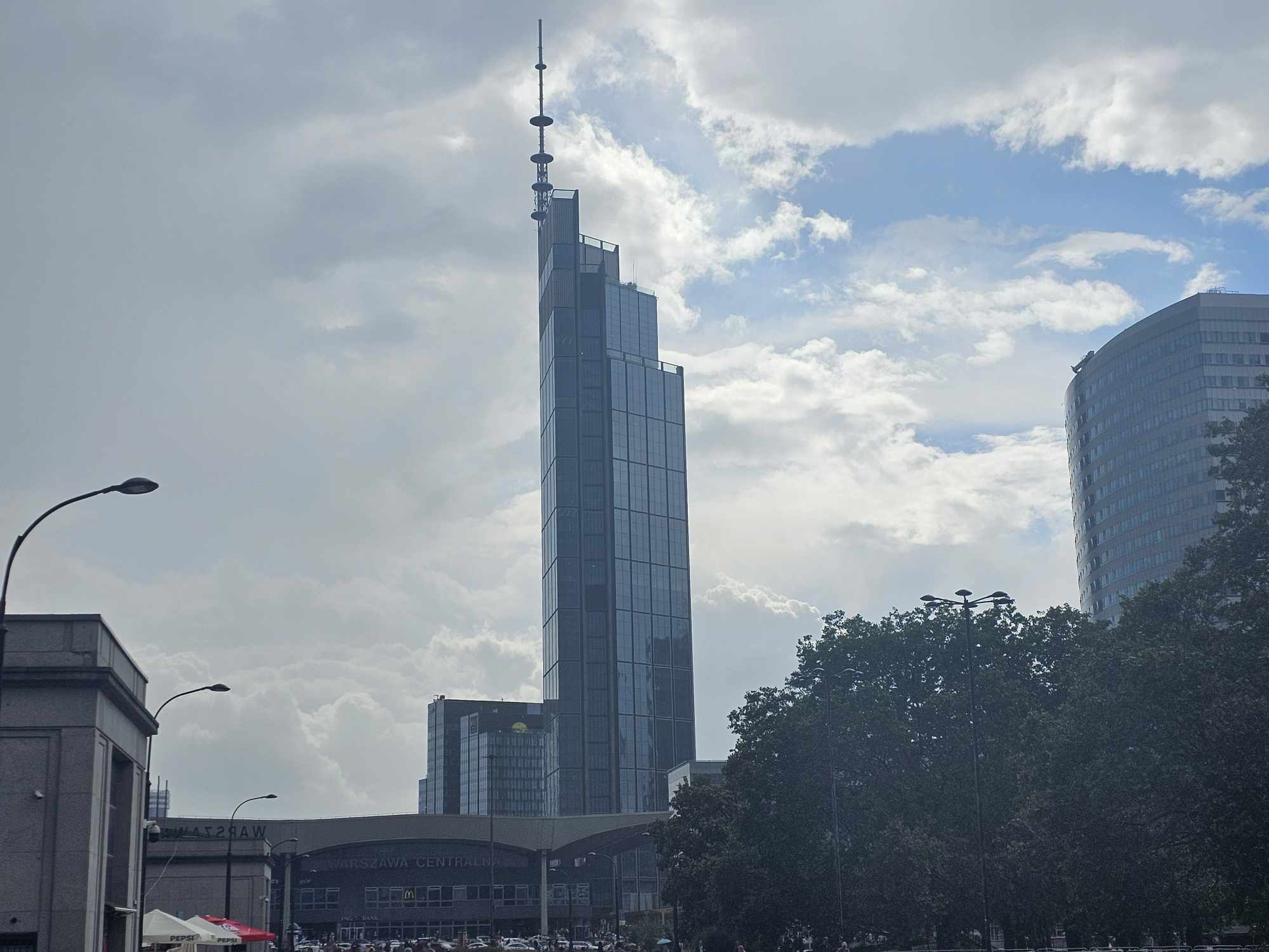 Gigantyczny huk w centrum Warszawy. Z najwyższego budynku w Unii Europejskiej wypadła szyba i runęła na samochód